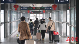 春运首日 怀化火车站志愿服务温暖旅客回家路