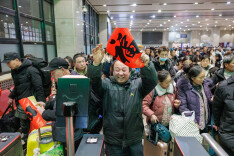 北京西站驶出北京地区首趟始发列车 开启春运回家路