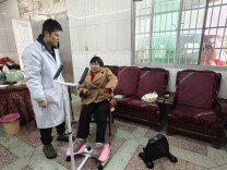 道县残联携手县中医医院开展“康复体育进家庭”服务，手把手教学暖人心