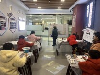 翰墨润童心 银发映丹青 ——碧沙湖社区“五老”志愿者开设寒假国画公益课堂