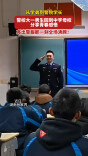警校生回中学母校分享青春故事！亮警服瞬间全场沸腾