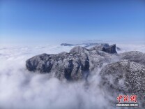 雾凇云海同框 湖南张家界天门山现冬日限定奇观