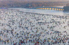 京城各大冰场即将收官，“万人冰嬉”定格冬日硬核浪漫
