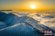 浙江杭州：雪后太子尖流云飞瀑似仙境