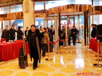 怀化市出席省两会的代表委员向大会报到