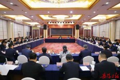 岳阳代表团举行第一次全体会议