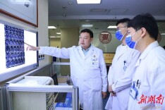 方寸之间护中枢，精微一刃迎曙光