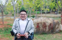 轮椅上的追光者：以坚韧绘就生命华章