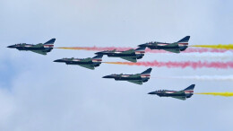 45秒纯享！八一飞行表演队炫舞蓝天