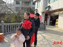 桑植县陈家河镇为荣立三等功现役军人夏磊登门送喜