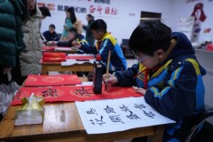 娄底八小开展“党建带队建 翰墨迎新春”社区送春联活动