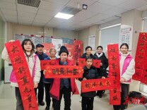 新晃开展新春写春联送祝福活动