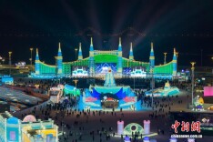 第二十七届哈尔滨冰雪大世界夜色美如画