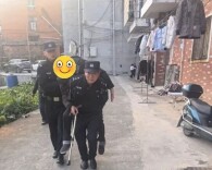 长沙街头，民警背起贺爹爹就走！