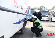 娄底公安交管部门全力护航春运