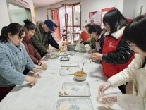 立春饺子包出社区情：长沙志愿者为困难家庭送“三暖”