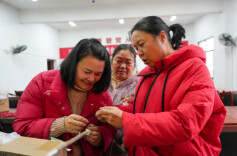 洪江市群峰乡创新“暖心车间”  让返乡群众“增收不离家”