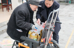 湖南司法警官职业学院驻村工作队节前送暖到家