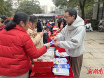 湖南湘江新区望岳街道：年味进商圈 打非护万家