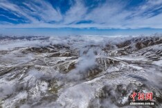 青海达日：雪后云海山峦宛若水墨画卷