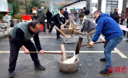Villagers Enjoy Reuinon Banquet to Greet Upcoming Spring Festival