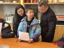 小男孩想妈妈，工作人员帮连线  衡阳县：春暖农民工，福到百姓家