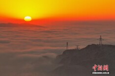 湖北巴东：日出映雪景 云海如仙境