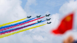 中国空军八一飞行表演队在第十届新加坡航展进行飞行表演