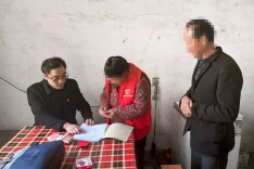 一名法官，一位老人，一条走了八年的送款路