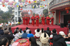 龙山梁家寨的新春打开方式：院坝联欢超热闹，产业振兴更亮眼