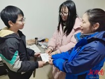 童画有爱 皂香传情——湘阴两位易老师的爱心助困故事