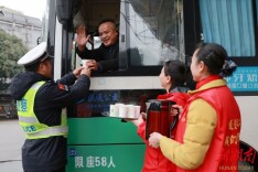 温暖旅客回家路