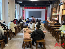 临湘：绿韵护苗承美德 书香润市贺新程