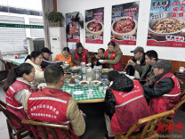 暖胃更暖心！长坡社区爱心门店邀环卫工共吃团年饭