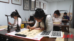 幸福湾社区联合弘文书院开展少儿书法公益课