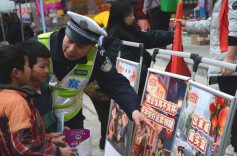 腊尔山苗寨的春运安全感~凤凰交警送的！