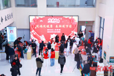 新田县人民医院携手书画院开展公益赠春联活动 