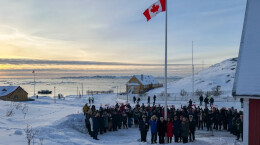 开设领事馆、派遣巡逻舰，加拿大为何在格陵兰岛插上国旗？