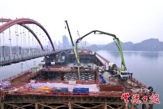 沅水桃源枢纽二线船闸建设工程桃源沅水特大桥主墩全面出水