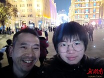 坐15小时硬座回邵阳过年的这位父亲感动全网：用一双“黑色”的手，铺女儿成长“路”