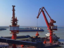 岳阳城港公司11# 码头改造工程完成设备重载调试