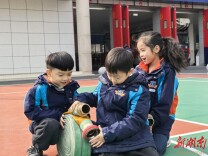 寒假“零距离”体验消防！麓山国际实验小学学子变身“小小消防员”