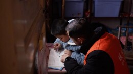 暖冬入户送温情 爱心守护伴童行