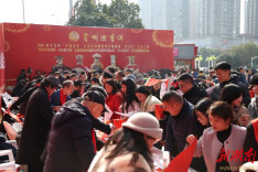 赫山区开展文艺志愿服务活动，市民感叹：“手写的春联就是有年味”