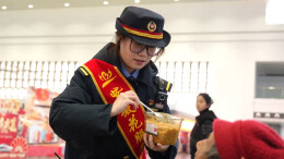 春运进行时|一人携老弱妇孺带十八件行李返乡 邵阳站“紫薇花”热心帮扶