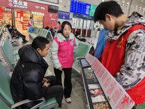 新晃禁毒协会开展春运护航专项行动