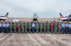 八一飞行表演队在新加坡航展现场为祖国人民送上新春祝福