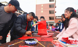 道县敦颐高级中学：墨香润校园 春联添廉味
