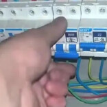 家里电路跳闸，千万别再徒手推了！