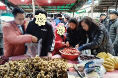 爱心相伴抵严寒——湘西州红十字会人道志愿服务队携手桐油坪社区开展孤童关爱行动